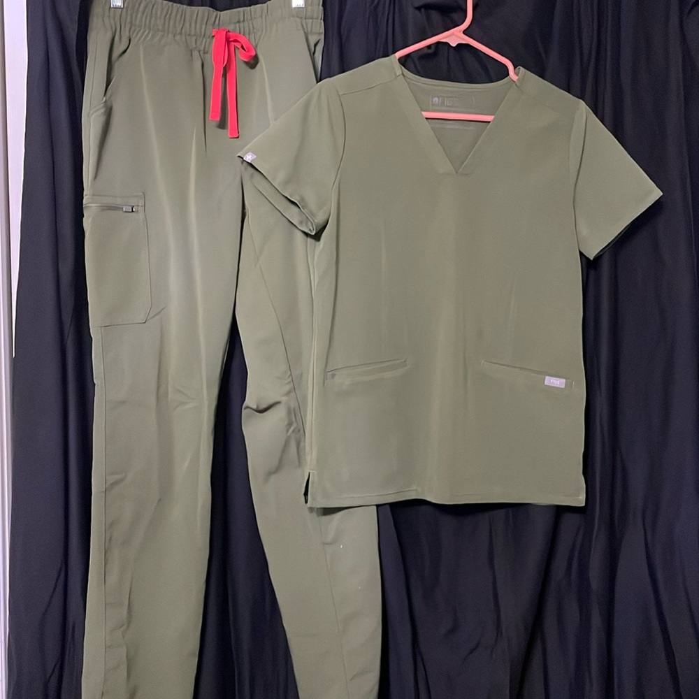 Figs scrubs top and bottom, forest green, top xs, bottom small tall